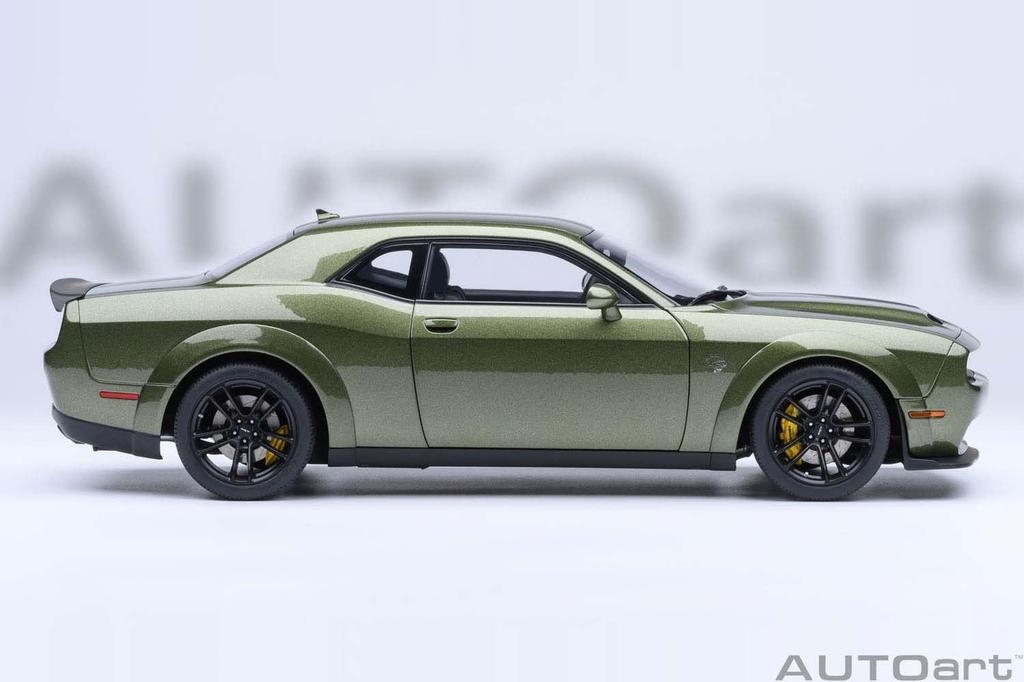 AUTOart Dodge Challenger SRT Jailbreak 2022 Black Stripe Finished Model 71761 1/18 (Metallic Green/Carbon [F8 GREEN])