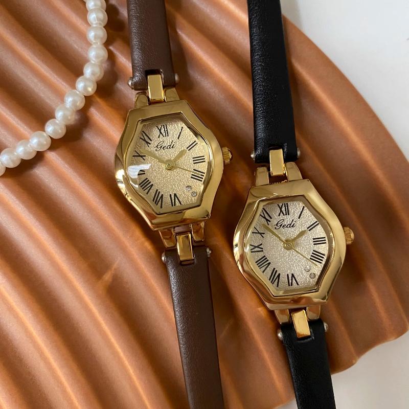 Women's Antique Watches Delicate Temperament Roman Numerals Quartz Wristwatch Leather Bracelet Waterproof Ladies Watches