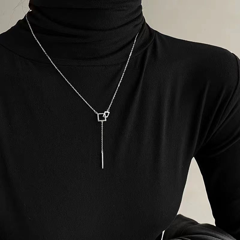 Ожерелье из титановой стали с геометрической квадратной пряжкой One Word, нишевая мода, дизайн цепочки для свитера с высоким воротом, легкие роскошные аксессуары для осени и зимы