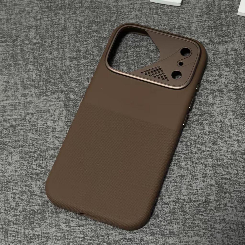 Магнитный чехол из жидкого силикона для iPhone 17 Pro Max с дизайном Apple 16 Dot Matrix из алюминия