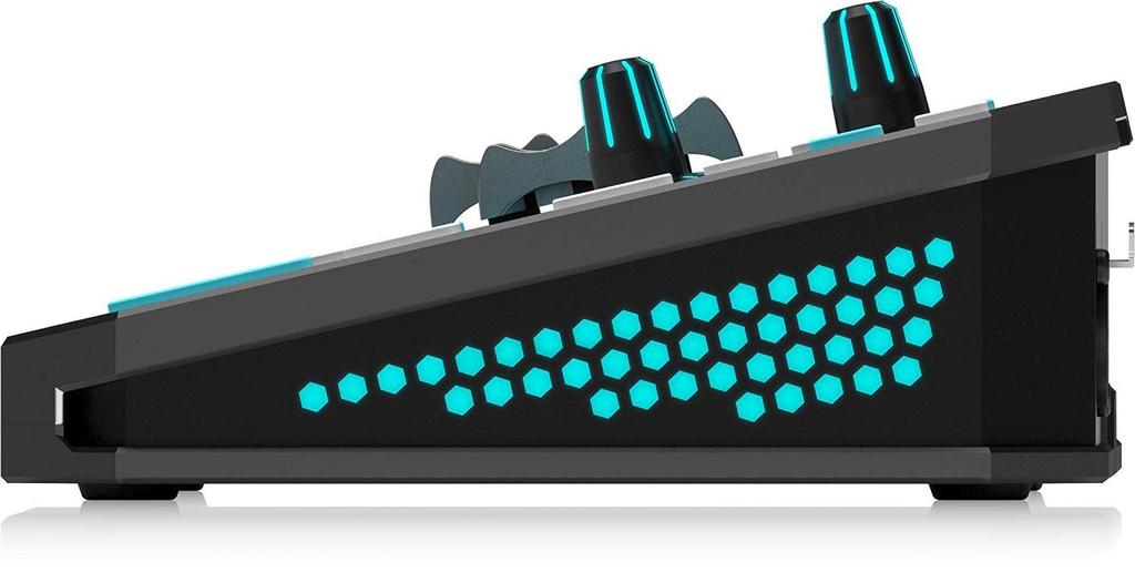 TC Helicon GO XLR Аудиоинтерфейс для стриминга и 4-канальный микшер с моторизованными фейдерами и вокальными эффектами