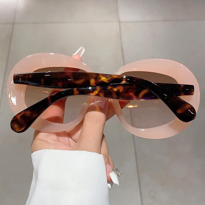 Новые персонализированные солнцезащитные очки в круглой толстой оправе с цветными блоками для уличной фотографии, демонстрирующие тонкий и роскошный темперамент с солнцезащитными очками