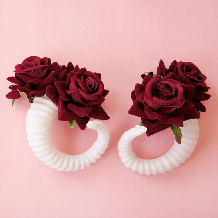 Chic Sheep Horn Hair Clips With Gorgeous White And Black Rose Accents For Fashion Lovers