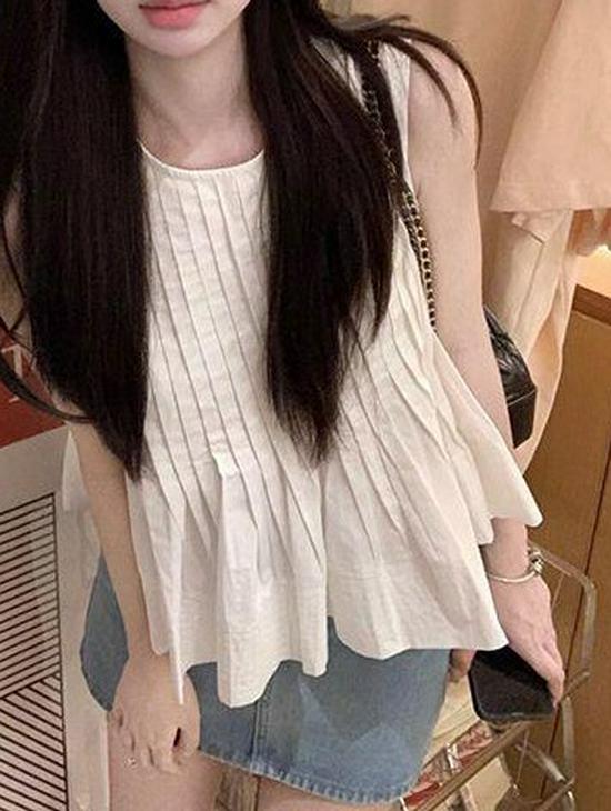 Trendy Summer Sleeveless White Pleated Top for Women