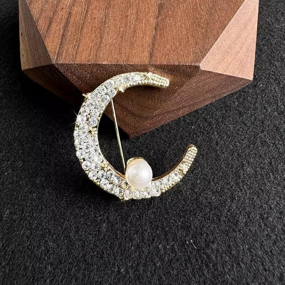 Fashion Design Sense Flash Diamond Moon Pearl Brooch Clothing Accessories Fashion Temperament Personality Accessories