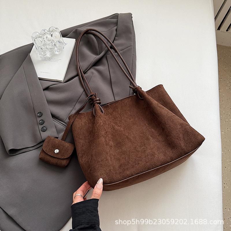 Сумка Новая Осенняя Сумка-тоут Большой Вместимости Премиальный Чувственный Портативная Сумка через Плечо Ретро Универсальная Сумка-подмышку Женская