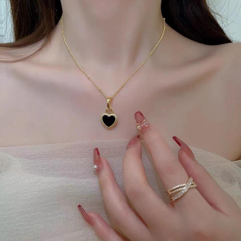 Black And White Double-Sided Shell Love Pendant Necklace Light Luxury Temperament Niche Design Titanium Steel Sweater Chain