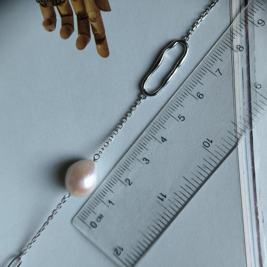 Серебряное колье с натуральным жемчугом барочным, вес изделия 20,37 гр (2185185)