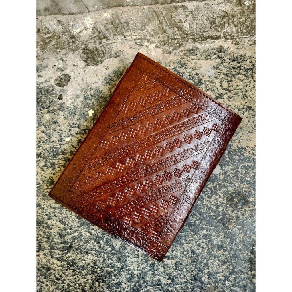 Кожаный дневник с тиснением вручную | Записная книжка ручной работы | Кожаный гримуар | Идеально подходит для юбилеев или рождественских подарков. ( пакет из 3 )