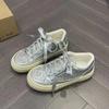 Модные летние женские блестящие низкие кроссовки, новые туфли на шнуровке и платформе для увеличения роста, для женщин, повседневная женская обувь для ходьбы