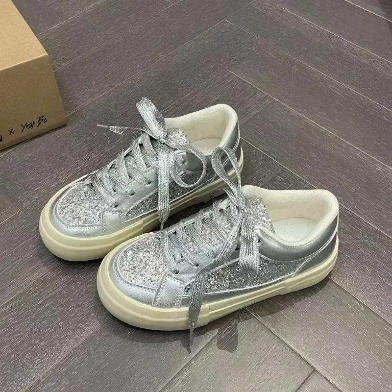 Модные летние женские блестящие низкие кроссовки, новые туфли на шнуровке и платформе для увеличения роста, для женщин, повседневная женская обувь для ходьбы