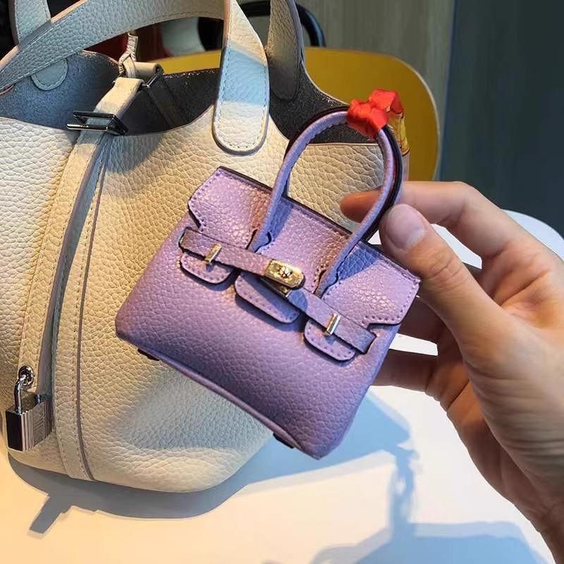 Компактная подвеска-мини-сумка из синтетической кожи с брелком для ключей и держателем для наушников - доступна в нескольких цветах