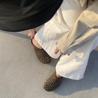 Летние женские панк-тапочки с металлическими заклепками и подвесками, черные мюли из искусственной кожи, современные тапочки на платформе для улицы, повседневная обувь для женщин