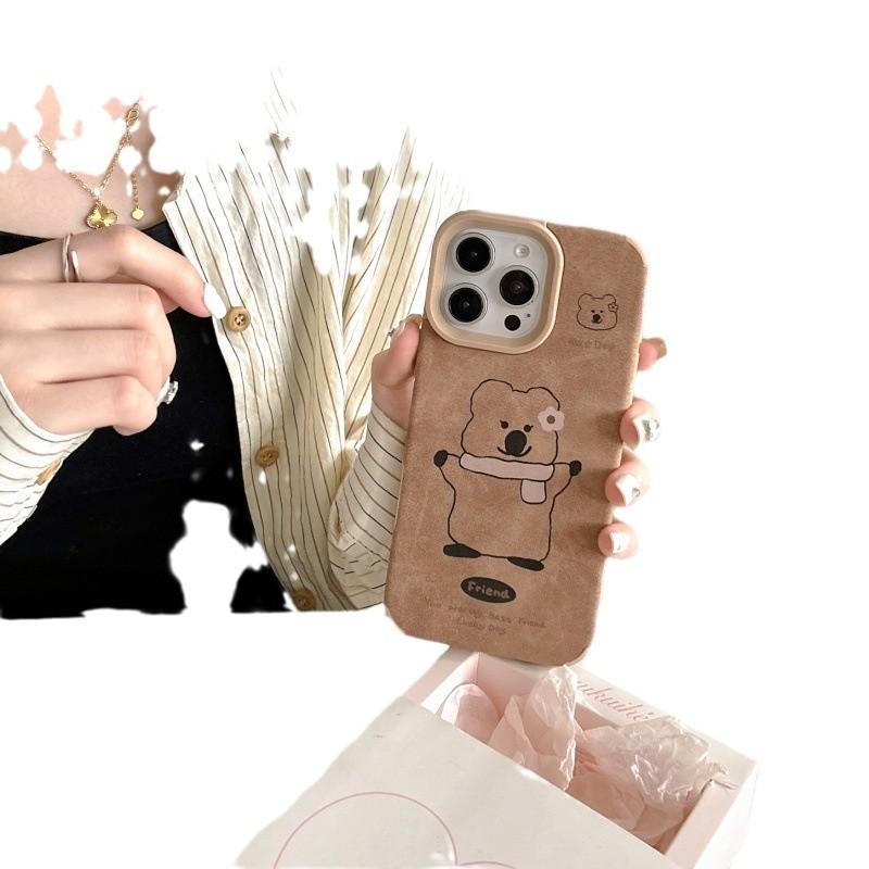 Cute Hug Scarf Bear for IPhone16promax Phone Case for Apple 15 Autumn and Winter Leather Texture 14/XR