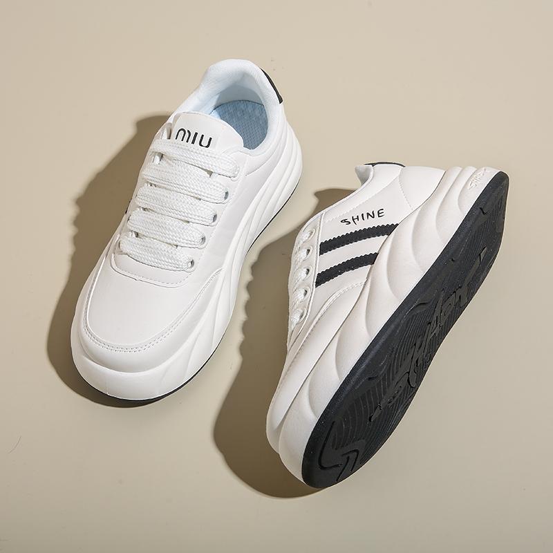 Маленькие белые туфли женские весенние новые толстые подошвы высокие туфли для досок одинарные повседневные женские спортивные туфли