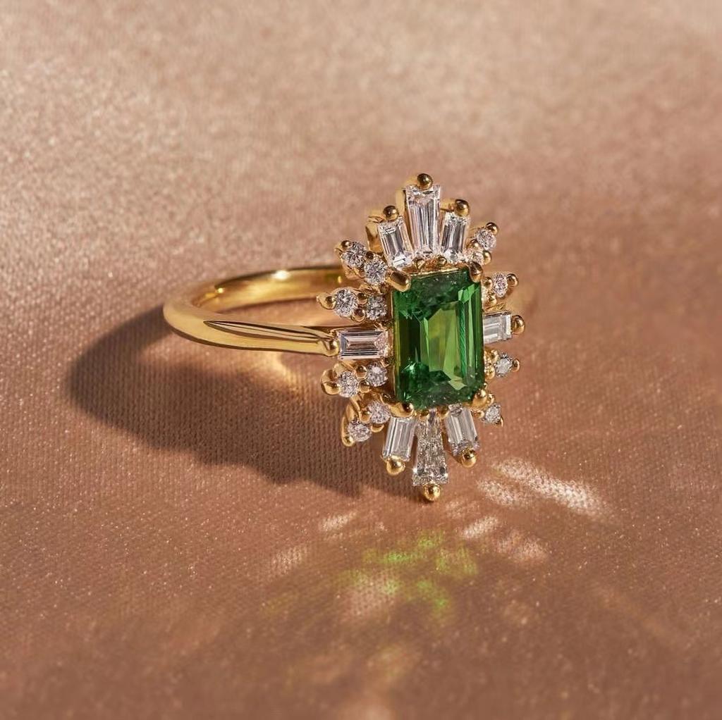 Кольцо с жидкими нерегулярными драгоценными камнями, инкрустированное открытым способом