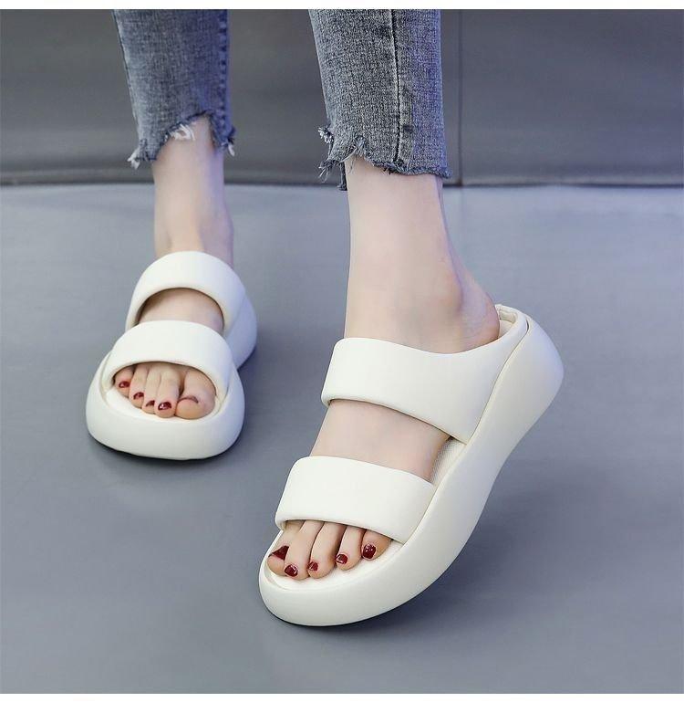 Крутые тапочки женская летняя одежда 2024 новые пляжные сандалии на толстой подошве модные женские с мягкой подошвой односложные туфли для беременных женщин