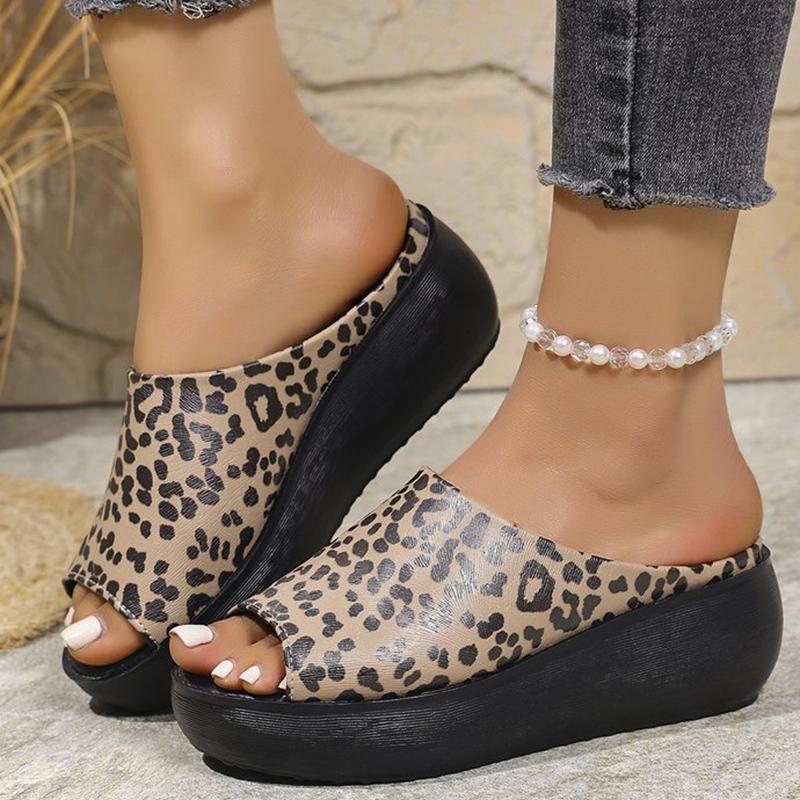 Модные летние неглубокие леопардовые шлепанцы на танкетке для женщин 2025 ПУ Большой размер Женские шлепанцы Нескользящая платформа Женские шлепанцы
