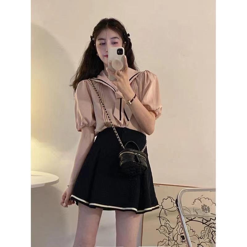 Женский летний комплект из двух предметов 2025 года в студенческом стиле: рубашка с темно-синим воротником, рукавами-фонариками и плиссированной юбкой с высокой талией