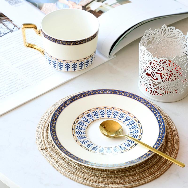 Кофейная чашка и блюдце из тонкого костяного фарфора с ложкой, Изысканная чайная чашка из белого фарфора в стиле легкой роскоши с золотой отделкой, 270 мл, 1 набор