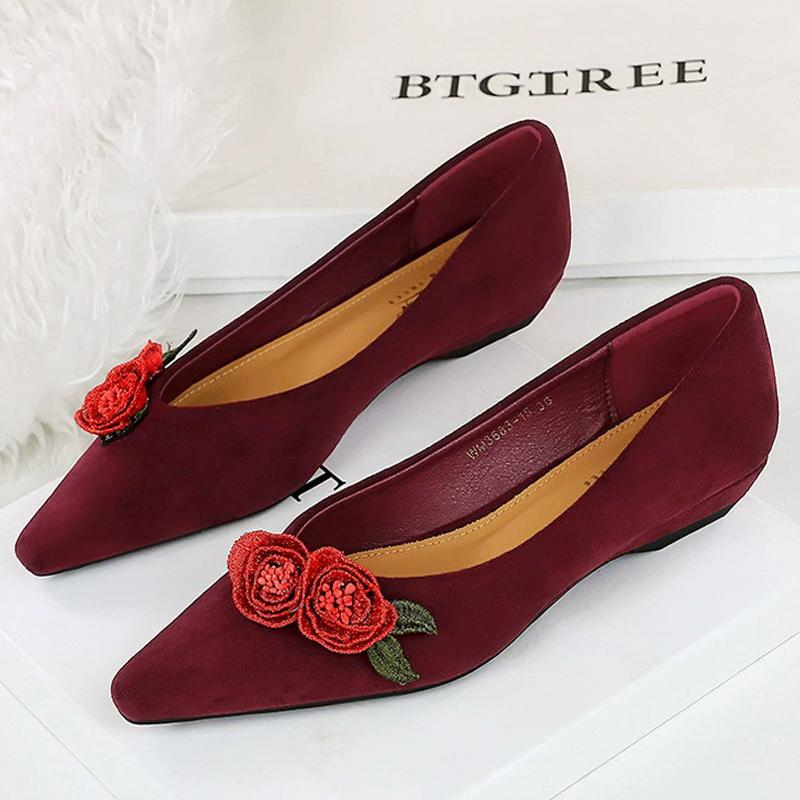 Fashion Large Size 43 Low Heeled Shoes Women Wedges 2.5 Cm Comfortable Low Heels Shoes Suede Flower Ladies Shoes Women Pumps Retro 2025