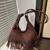 Искусственная замша Суперпопулярная нишевая замшевая сумка через плечо для женщин Новый дизайн с кисточками Однотонная сумка кроссбоди KTY