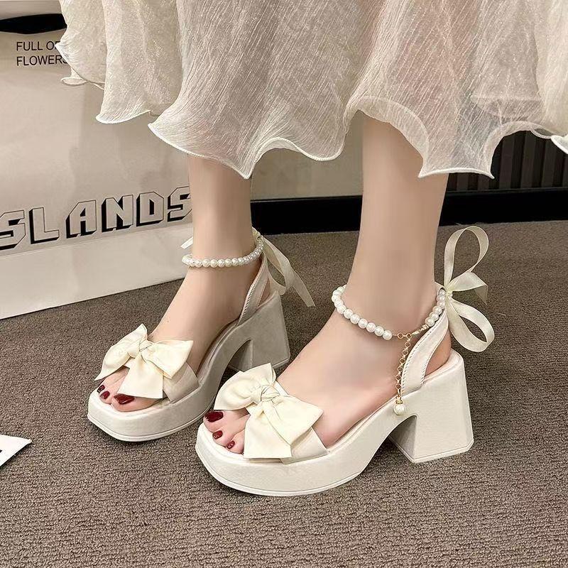 Французское красивое слово с босоножками на высоком каблуке женщины носят маленькие мужчины в юбках пляжные сандалии 2025 новое лето