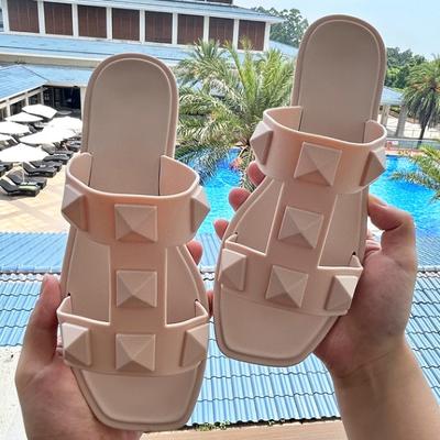 Женские шлепанцы Шлепанцы с заклепками Женские летние уличные модные римские сандалии Уличные шлепанцы на плоской подошве для женщин Дизайнерские сандалии