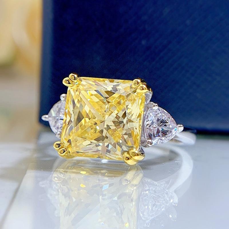 Благородное женское бриллиантовое кольцо S925 Silver High Carbon Diamond 5 Carat Square Poodle Yellow Powder Diamond Ring Impact Ring для женщин
