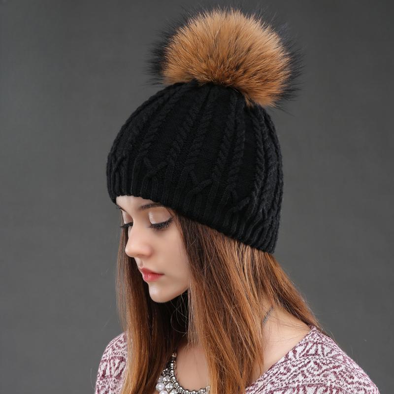 Женская двухэтажная вязаная шерстяная шапка Зимняя теплые шапки из натурального меха енота Женские шапки с помпонами Женская мода Skullies Beanies Кепка