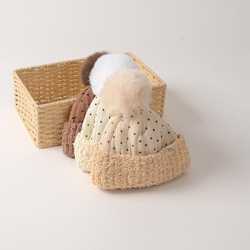 Теплая детская шапочка для мальчика и девочки, простая однотонная шапка в горошек для малышей, теплая шапка на осень-зиму с плюшевым шариком