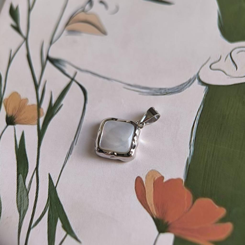 Серебряная подвеска с перламутром (60002226)