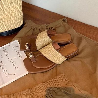 Летний отпускной стиль Металлические клипсы на ногах Темпераментные квадратноголовые плетеные из травы сандалии и шлепанцы Женская уличная обувь