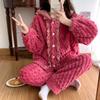 Домашняя одежда Фланелевый костюм, который можно носить на улице Пижама для женщин Осенне-зимний стиль Коралловый бархат Теплый и милый с капюшоном