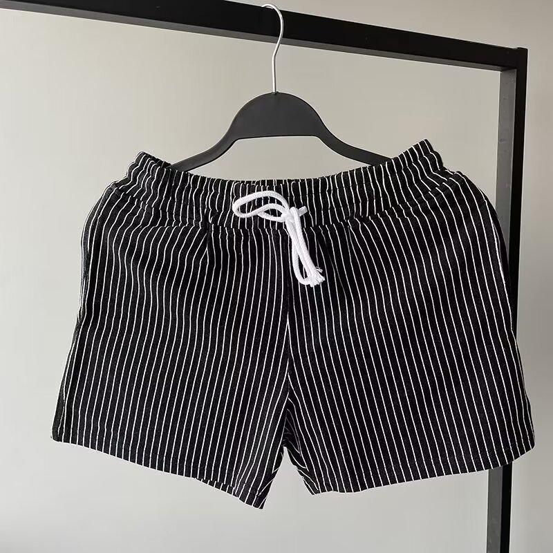 Мужские спортивные шорты длиной три четверти с большими вертикальными полосками — одежда для фитнеса, бега и активного отдыха