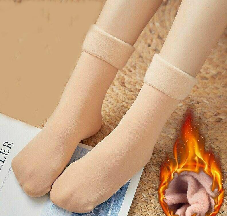 Женские утолщенные бархатные зимние носки — оставайтесь в тепле и моде с этими утягивающими носками средней длины для осени и зимы. Доступно в однотонных цветах.