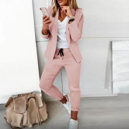 Женский костюм-двойка: пиджак-блейзер с длинным рукавом и открытой передней частью и брюки-карандаш. Деловой комплект. Повседневная офисная формальная одежда.