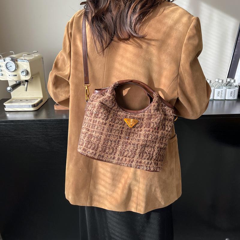 Зимняя портативная шерстяная клетчатая сумка женская 2025 новая модная сумка-корзина для овощей универсальная на плечо/кроссбоди