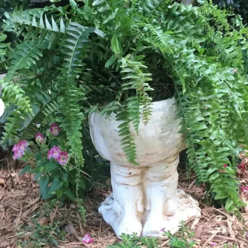 Забавная полимерная скульптура в цветочном горшке со смешным выражением лица. Садовые принадлежности