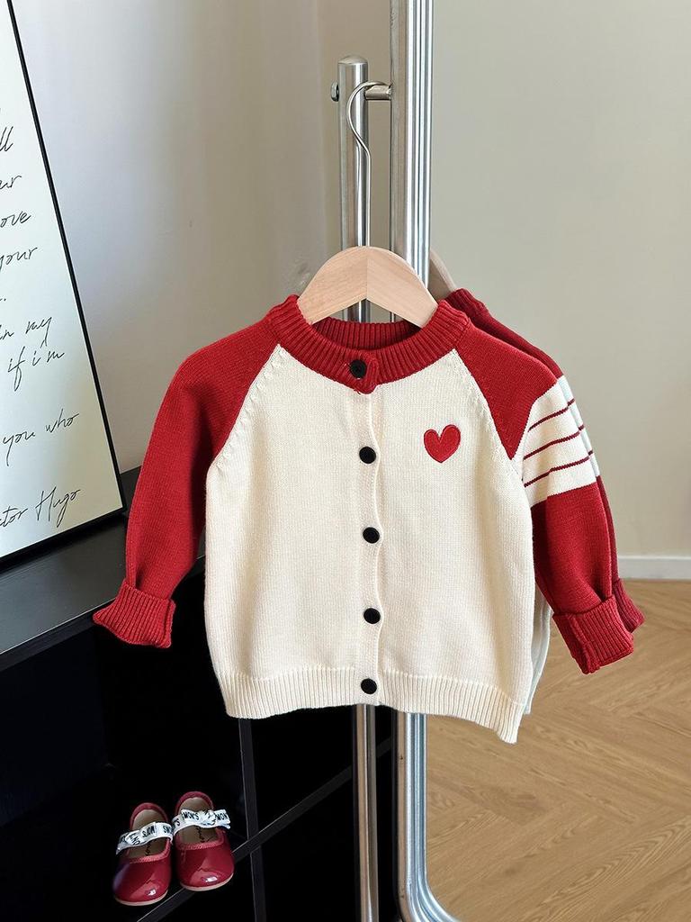 Вязаный кардиган для всей семьи осень 2025 г.: Контрастные цветные полосы и дизайн с любовью для трио родителей и детей