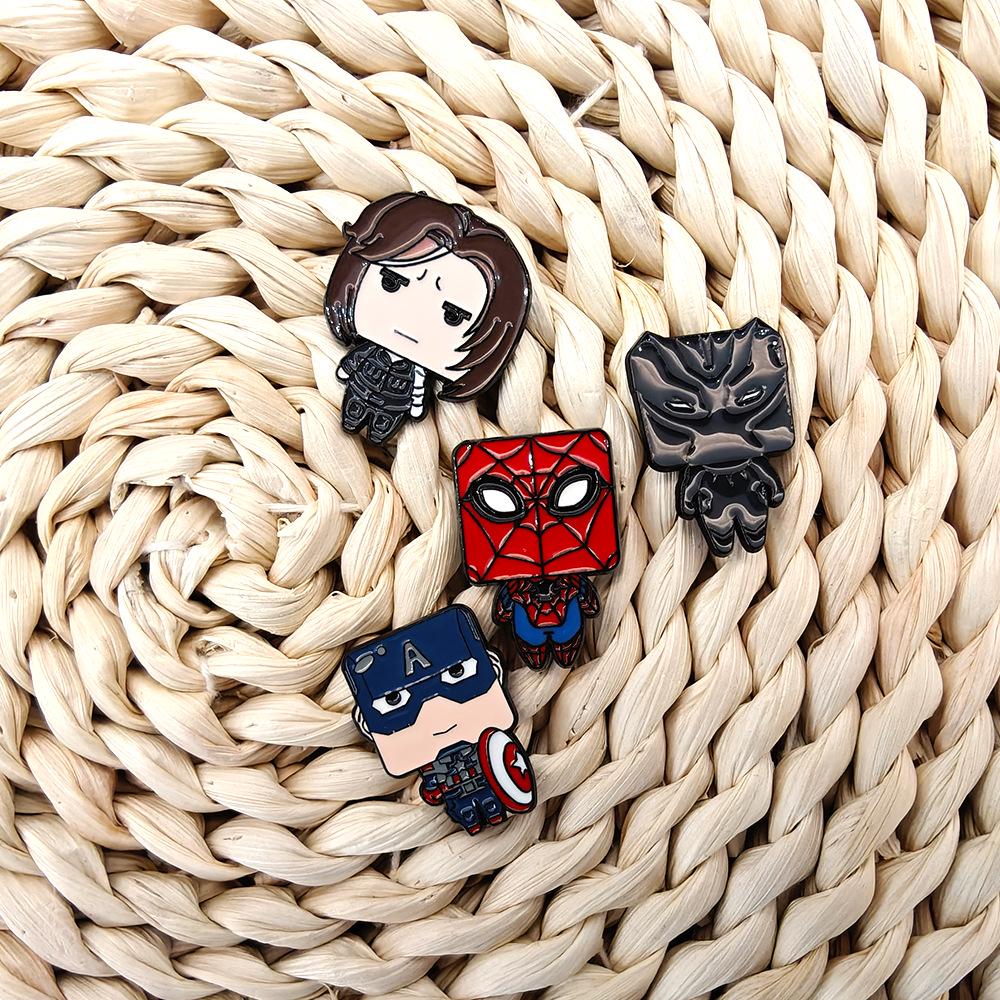 Брошь-супергерой Marvel Q: Классический значок Мстителей Человек-паук и Капитан Америка.