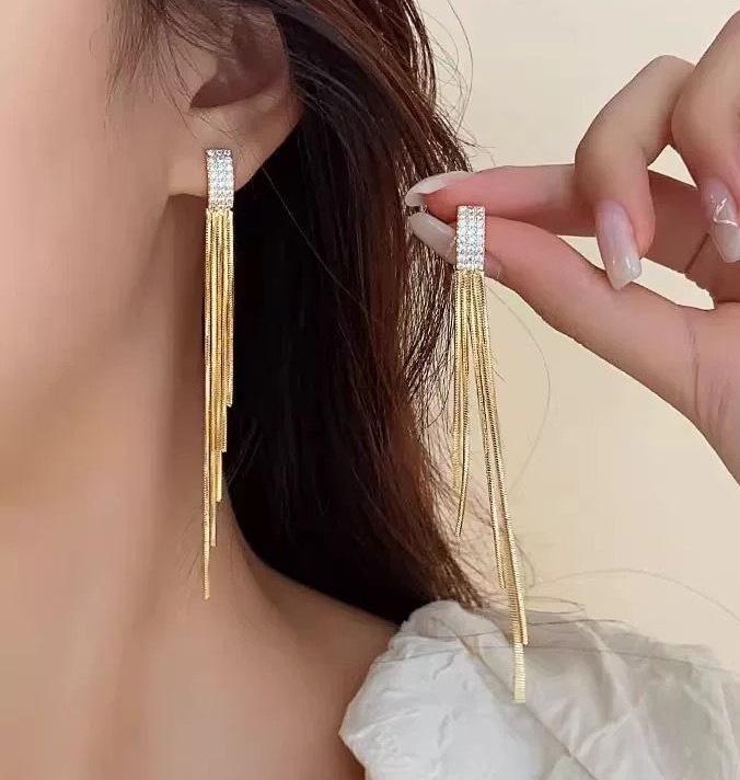Элегантные серьги-клипсы «Кошачий глаз» с кисточкой из страз – Прокалывание не требуется