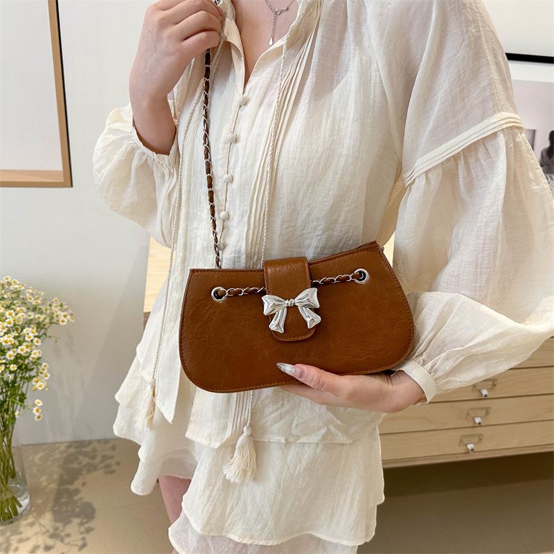 Модная корейская версия однотонная сумка подмышку, сумка-бант в иностранном стиле, женская новая красивая сумка-мессенджер на цепочке 2024