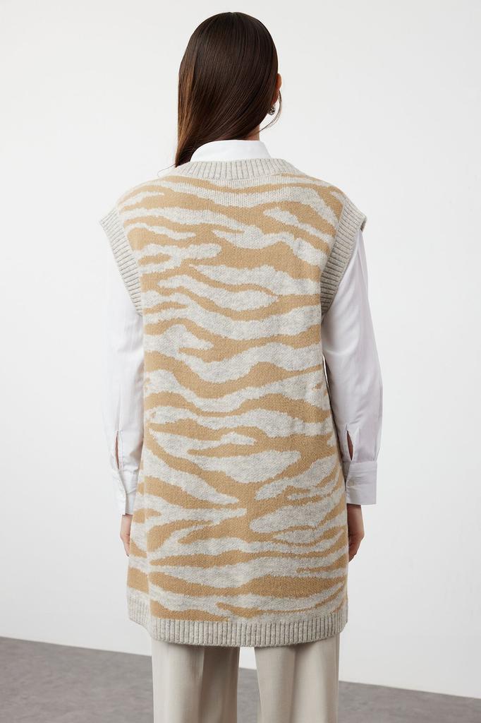 Женский модный стильный свитер в хиджабе, бежевый мягкий текстурированный трикотаж с рисунком зебры