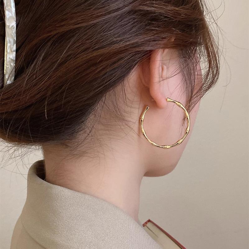 Серьги-кольца из бамбука, большие кольца, легкая роскошь, нишевые, высокого класса, стиль с застежкой-кольцом, элегантные, классические украшения, женские трендовые аксессуары