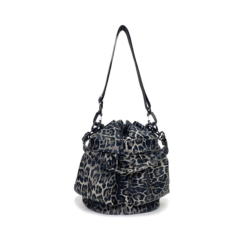 Модная наплечная сумка-мессенджер 2025 зима новая универсальная ins леопардовый принт иностранный газ сумка-ведро