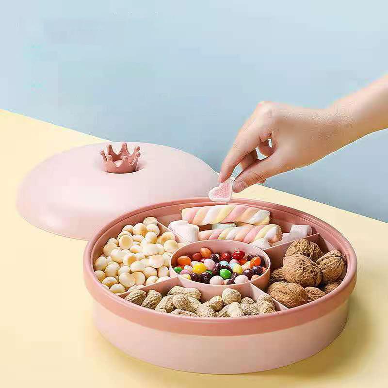 Креативный отсек для хранения с крышкой. Домашняя современная гостиная. Журнальный столик. Поднос для конфет. Закуски. Семена дыни и тарелка с сухофруктами.