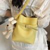 Сумки большой вместимости женские простые и универсальные 2025 новые повседневные на плечо подмышку женские популярные сумки-ведра в этом году