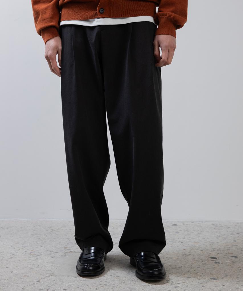 PYEON MA Two Tuck Banding Chino – Black