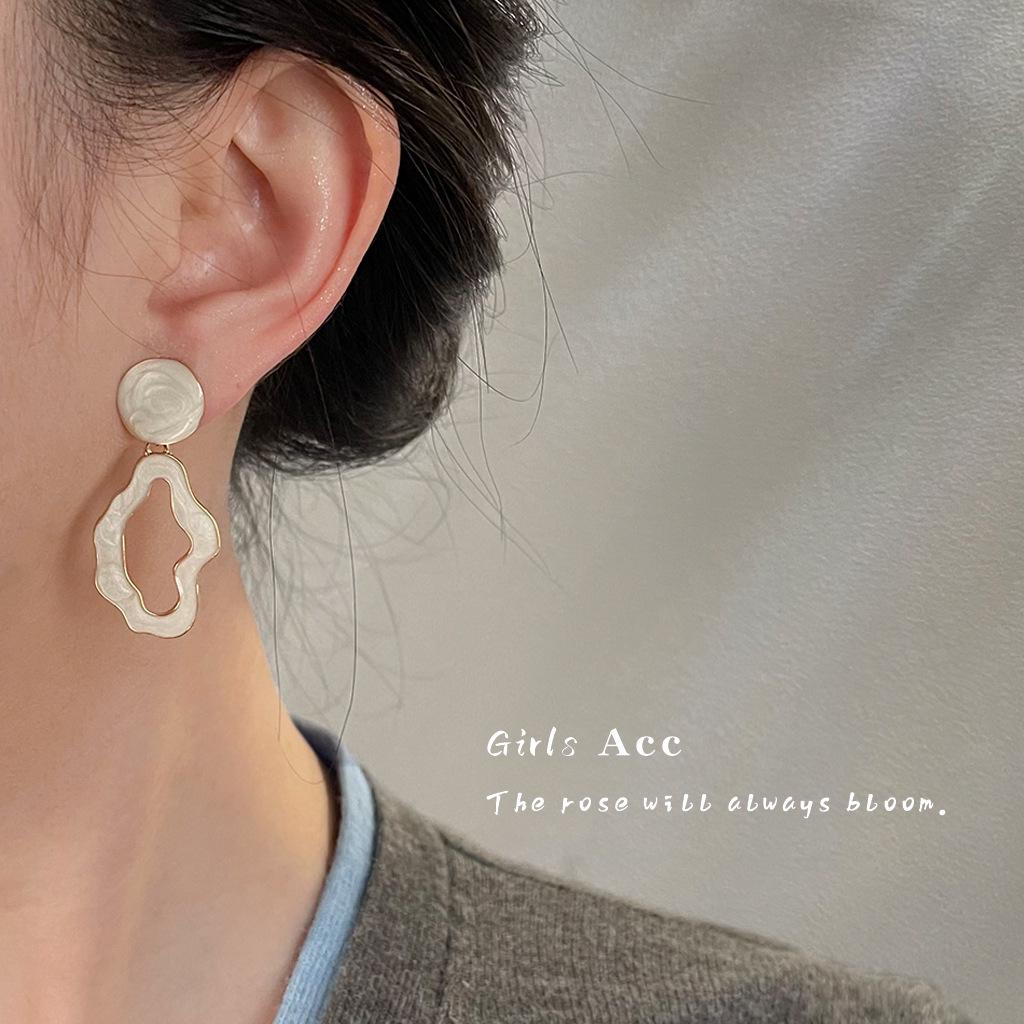 Французские ретро-клипсы для ушей Camellia: Модные серьги без проколов, высококачественный дизайн, идеально подходят для поездок на работу.